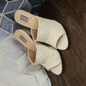 NWOT Signature Wima Faux Snakeskin Cream Open-Toe Mule Heels size 6.5